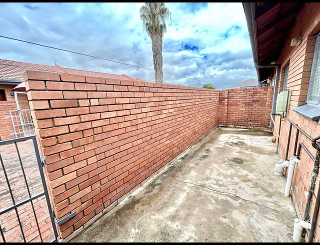 2 BEDROOM TOWNHOUSE FOR SALE IN ANNADALE